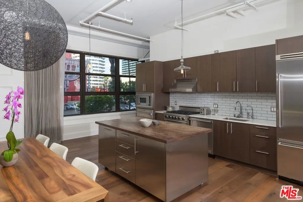 Los Angeles, California 90028, United States, 1 Bedroom Bedrooms, ,2 BathroomsBathrooms,Residential,Active,171725