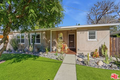 Photo of 12727 La Maida Street, Valley Village, CA 91607 (MLS # 26640417)