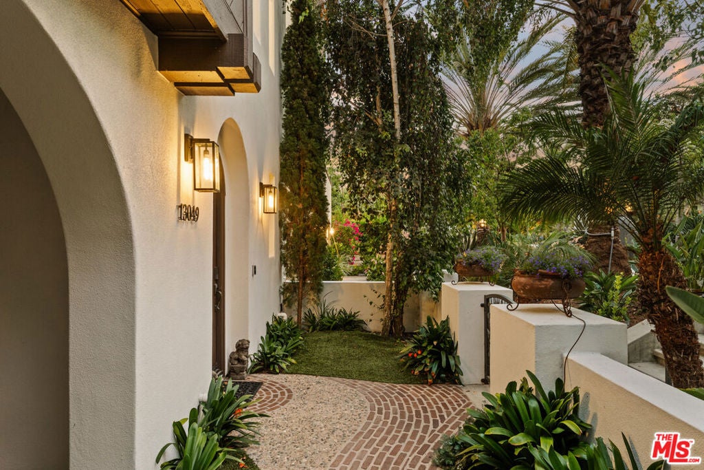 13049 S Icon Circle, Playa Vista CA 90094