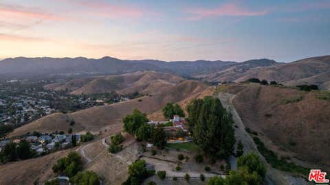 Photo of 28611 Bamfield Drive, Agoura Hills, CA 91301 (MLS # 26835707)
