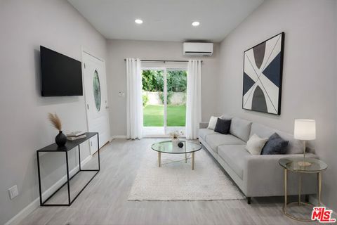 Photo of 4424 Noble Avenue, Sherman Oaks, CA 91403 (MLS # 26827829)