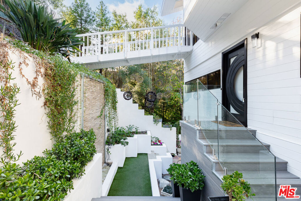 2350 Benedict Canyon Drive