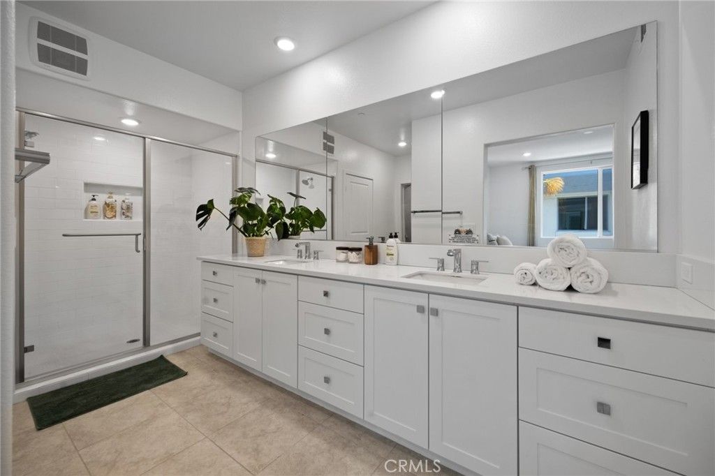 listing image 130720464253364472452