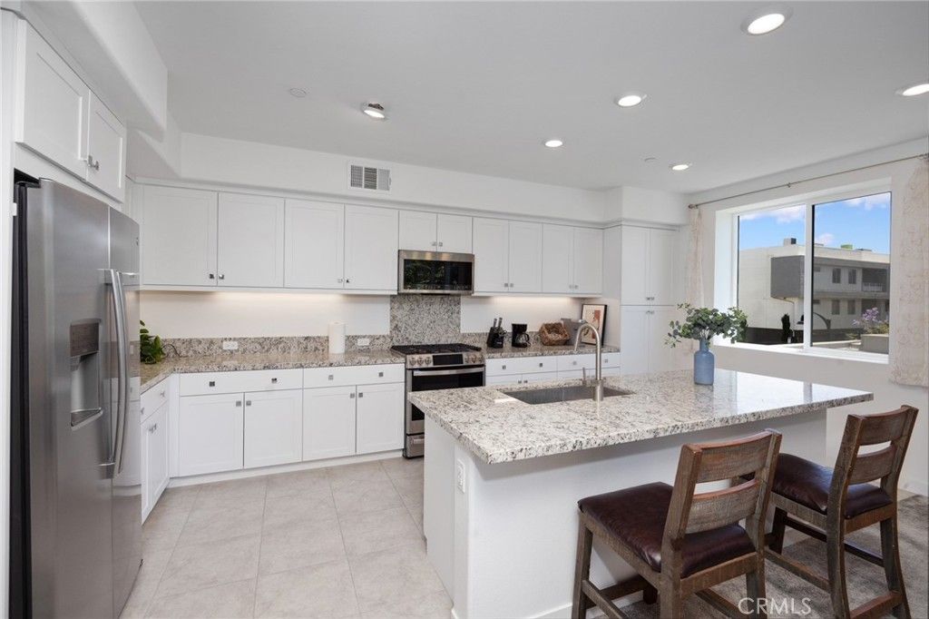 listing image 130728143056520806816