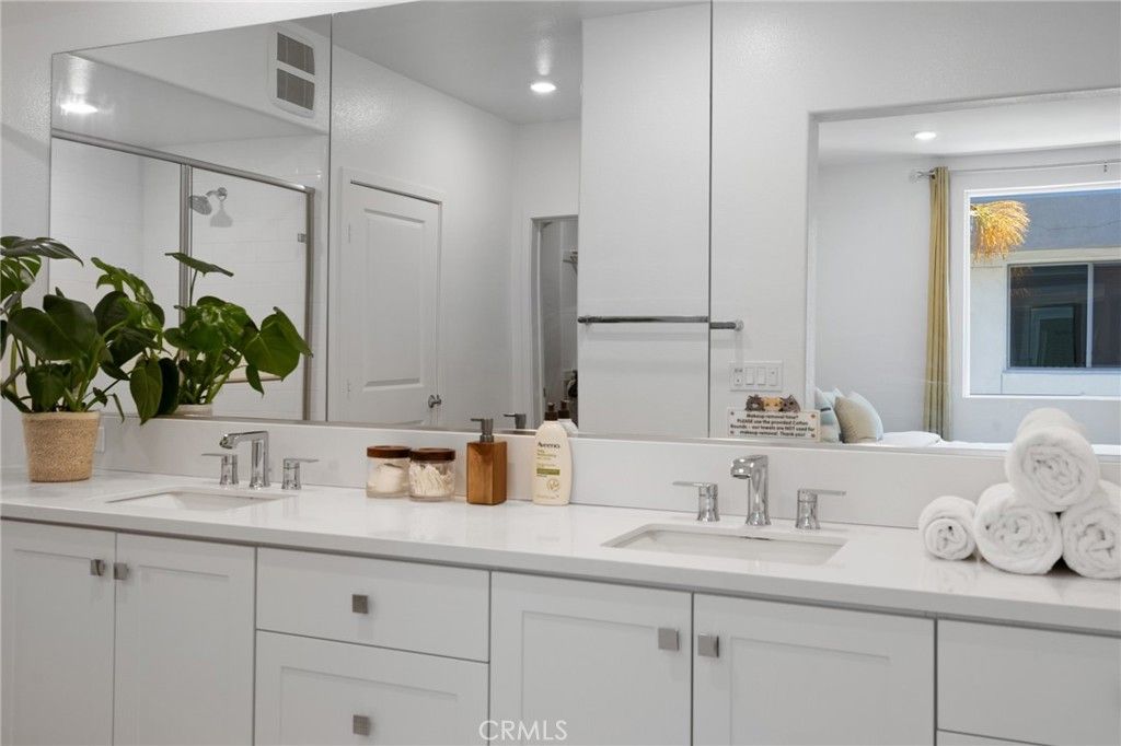 listing image 130720634783536528182