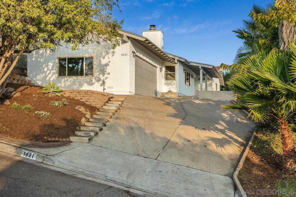 3 bedrooms 2 bathroom home. Sewer: Public Sewer Topography: GSL