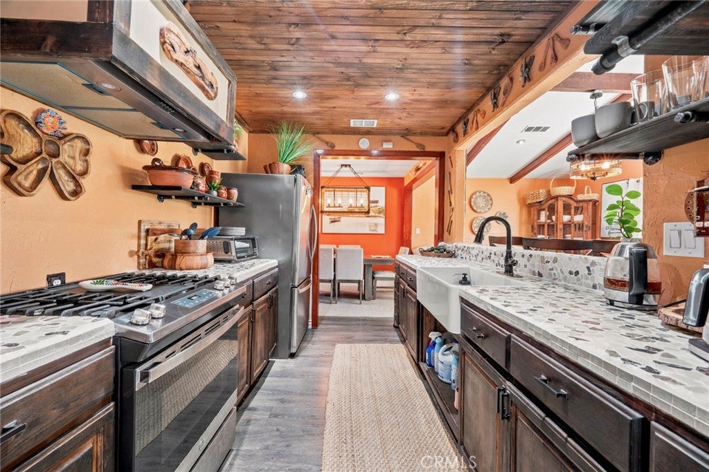 2526 E 220th