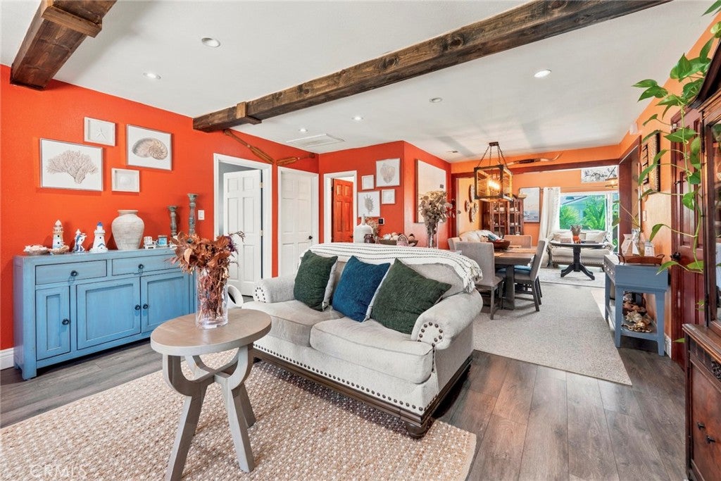 2526 E 220th