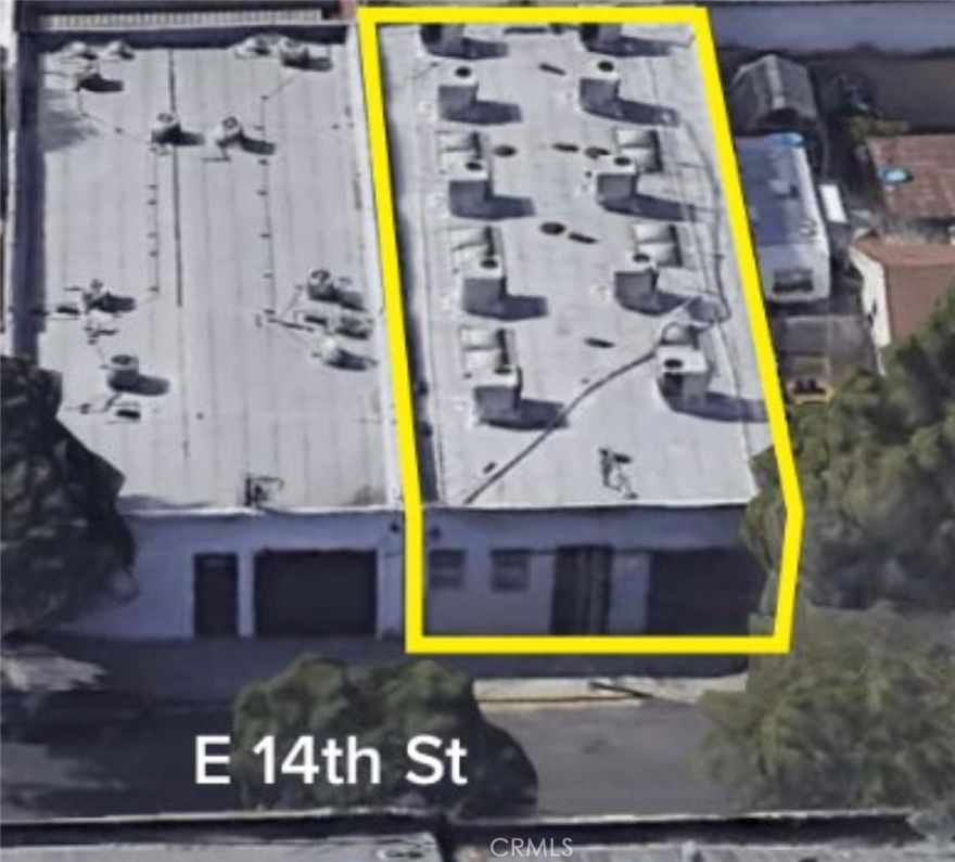 PRICE TO SELL.Great opportunity to own 4,120 sf of versatile warehouse space near downtown Los Angeles. Features include heavy 3-phase 800A electrical service and high ceilings, ideal for owner-operator, manufacturing, storage, or warehouse & distribution. Close to downtown amenities, with convenient access for shipments and logistics. Don’t miss this value-driven space designed for efficiency and growth.