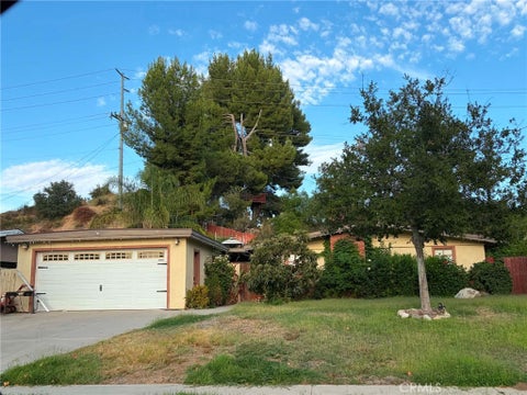 Photo of 27340 Santa Clarita RD, Saugus, CA 91350 (MLS # SR26189445)