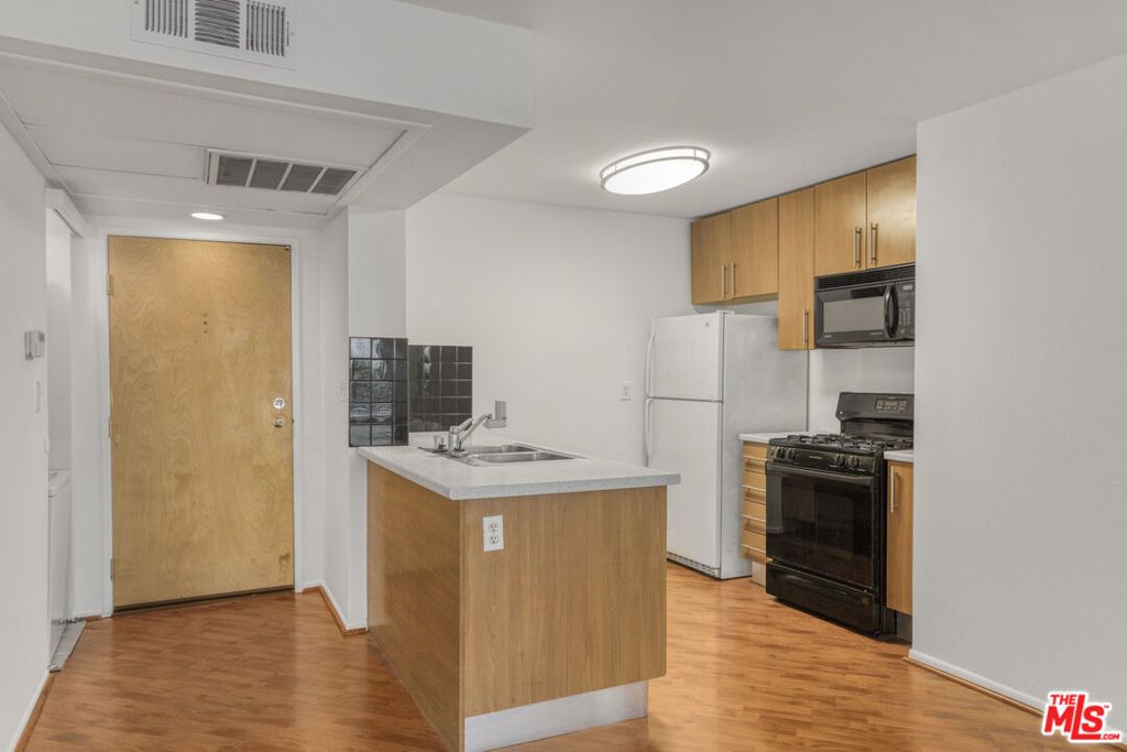 Photo of 2121 Beloit Avenue #107, Los Angeles, CA 90025 (MLS # 25571067)