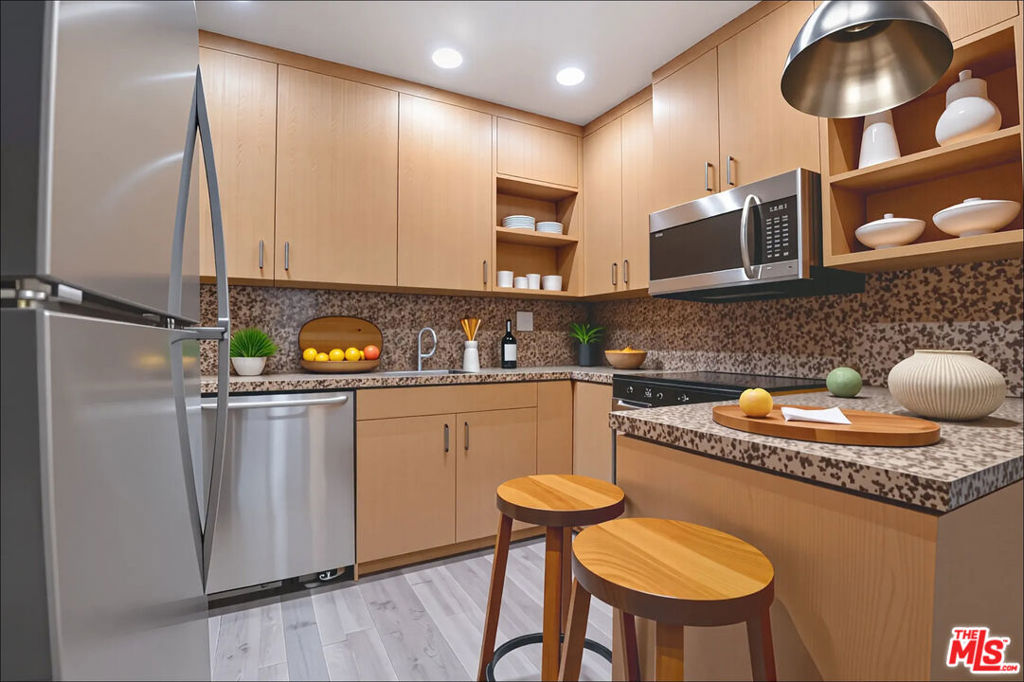 837 N West Knoll Drive 106