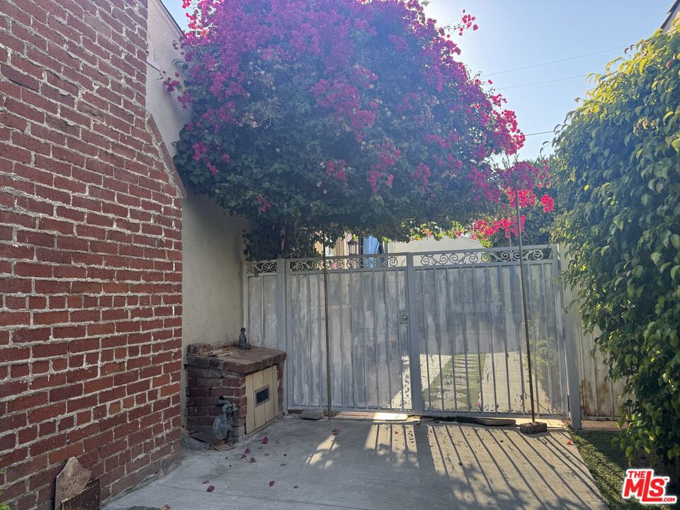 Back house for Rent. This is a guest house studio unit located in South Carthay Circle near La Cienega. This studio unit has a refrigerator, microwave, a desk, bed and large closets. The bathroom is nice and bright. Shared outdoor space. Quiet, safe neighborhood. Furniture and Utilities are included.
