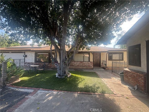 Photo of 8932 Mclennan AVE, Northridge, CA 91343 (MLS # SW26145533)