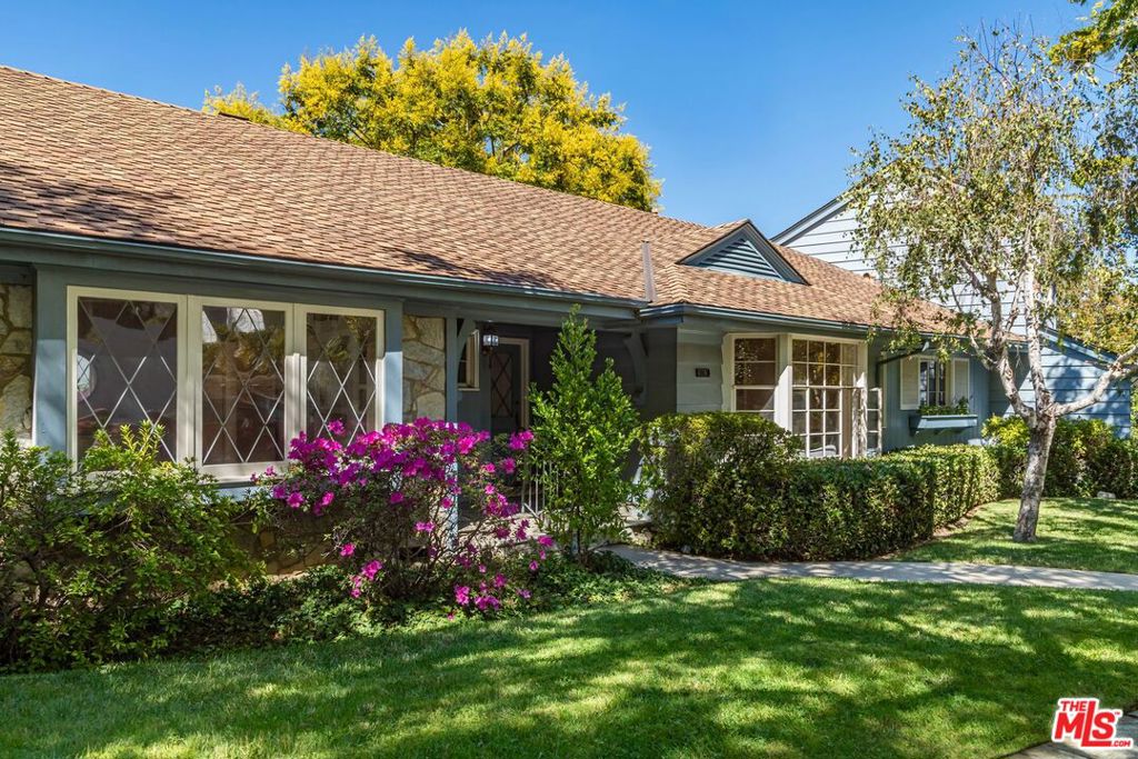 Photo of 9801 Hillgreen Place, Beverly Hills, CA 90212 (MLS # 26998703)