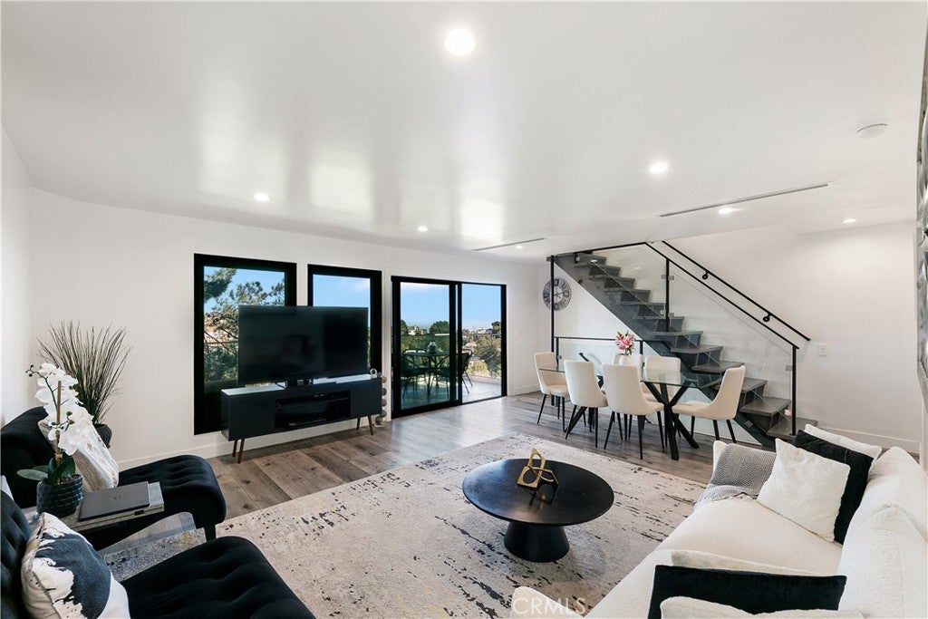 Photo of 8960 Crescent Drive, Los Angeles, CA 90046 (MLS # SR26147812)