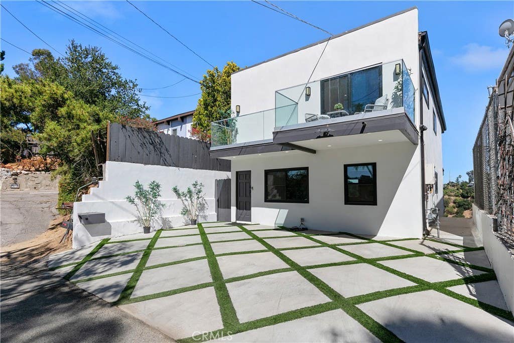 Photo of 8960 Crescent Drive, Los Angeles, CA 90046 (MLS # SR26147812)