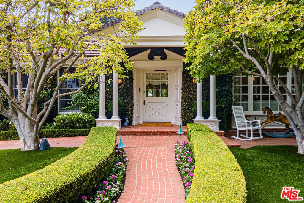 Photo of 1417 Capri Drive, Pacific Palisades, CA 90272 (MLS # 25598809)