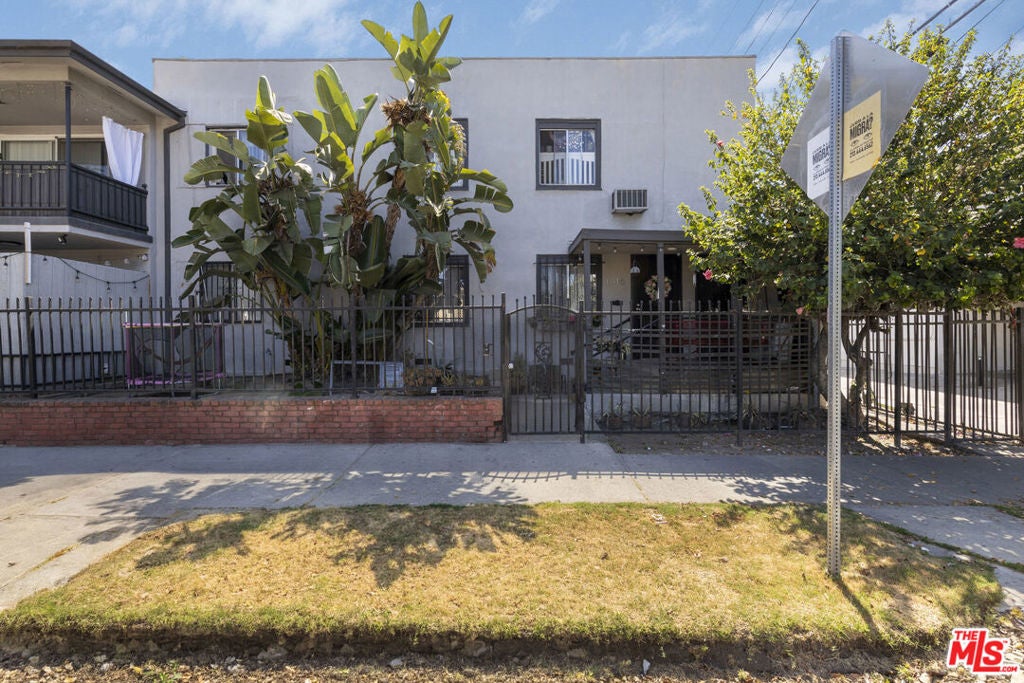 1014 N El Centro Avenue