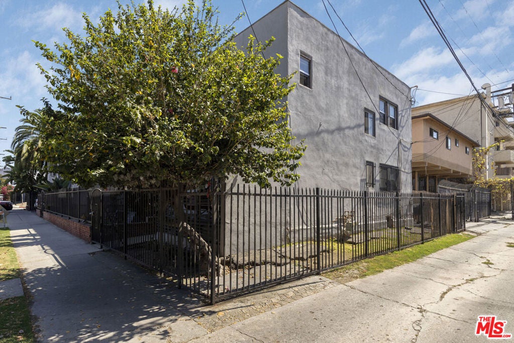 1014 N El Centro Avenue