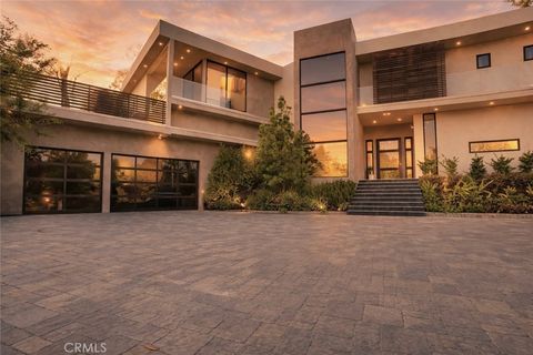 Photo of 19333 Rosita Street, Tarzana, CA 91356 (MLS # SR26103683)