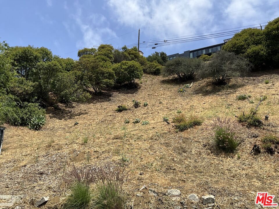 2734 La Cuesta Drive
