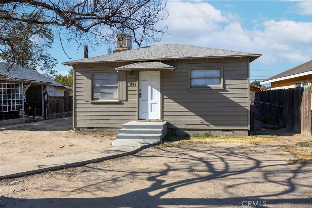 Charming 3-Unit Value-Add Investment Opportunity in Bakersfield, CA! Discover this rare opportunity to own a 3-unit property in the
heart of Bakersfield. This value-add investment offers excellent potential for increased rental income and long-term appreciation. With
separately metered gas and electricity, this property provides both flexibility and efficiency for tenants and landlords alike.
