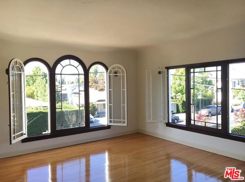 Charming Top Floor Studio in the heart of Los Feliz! Hardwood Floors, Arched entryways, French Windows, Huge walk-in closet, and tons of natural light! Steps away from World Class Coffeeshops, Restaurants and Retail to explore and enjoy LA living!