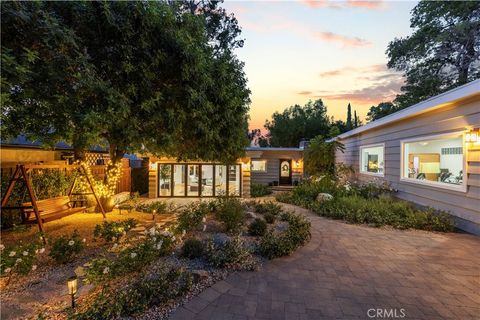 Photo of 22125 Avenue Morelos, Woodland Hills, CA 91364 (MLS # SR26108402)