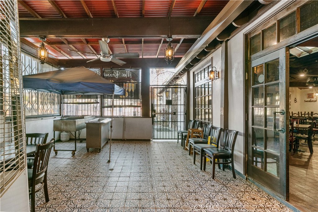 900 W Riverside Drive