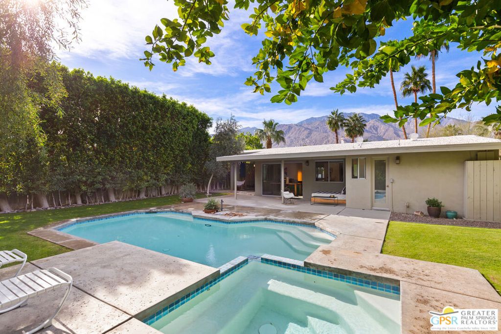 Photo of 530 N Calle Rolph, Palm Springs, CA 92262 (MLS # 25630887PS)