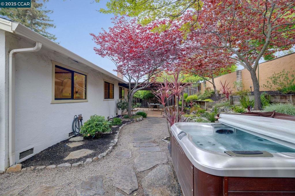 CLAY. VLY HIGHL. - Residential