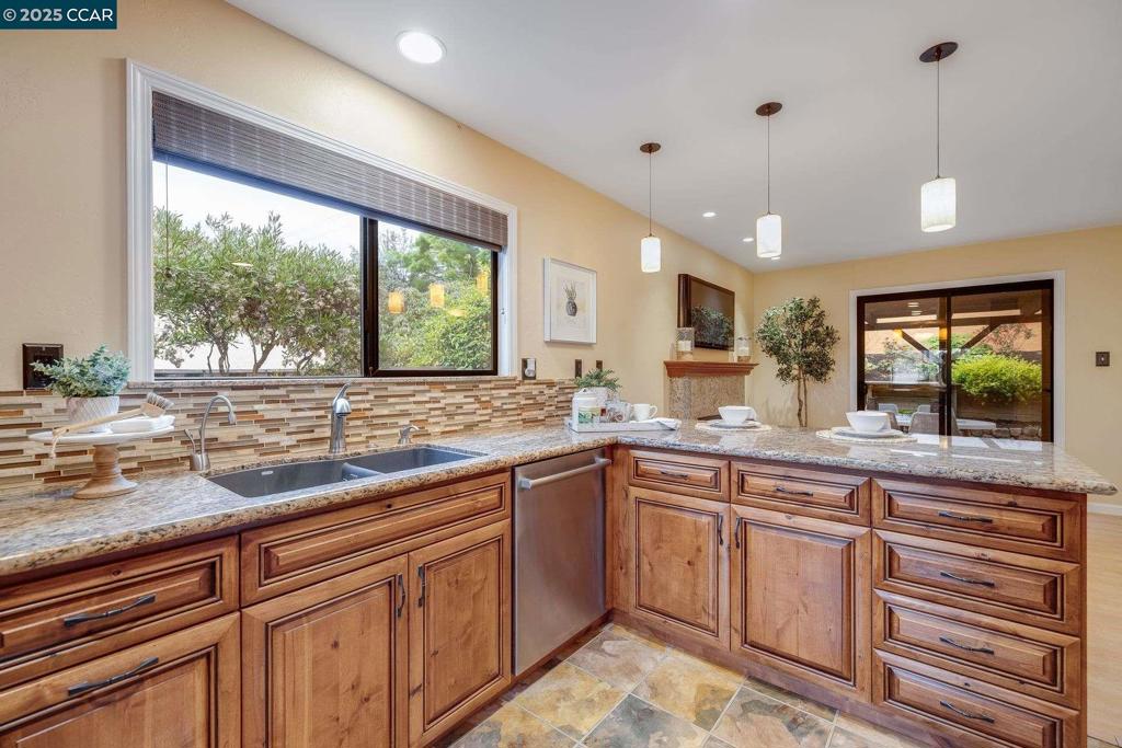 CLAY. VLY HIGHL. - Residential