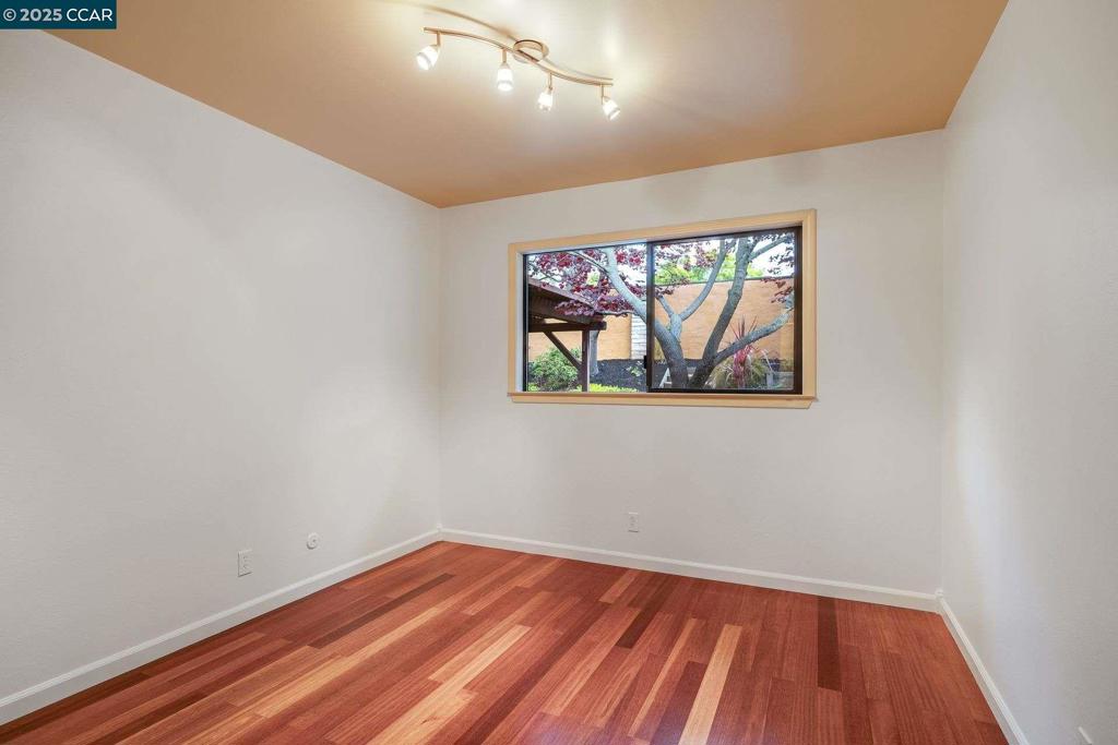 CLAY. VLY HIGHL. - Residential