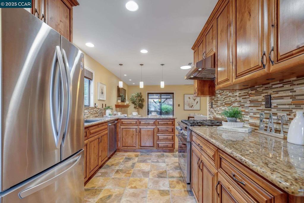 CLAY. VLY HIGHL. - Residential