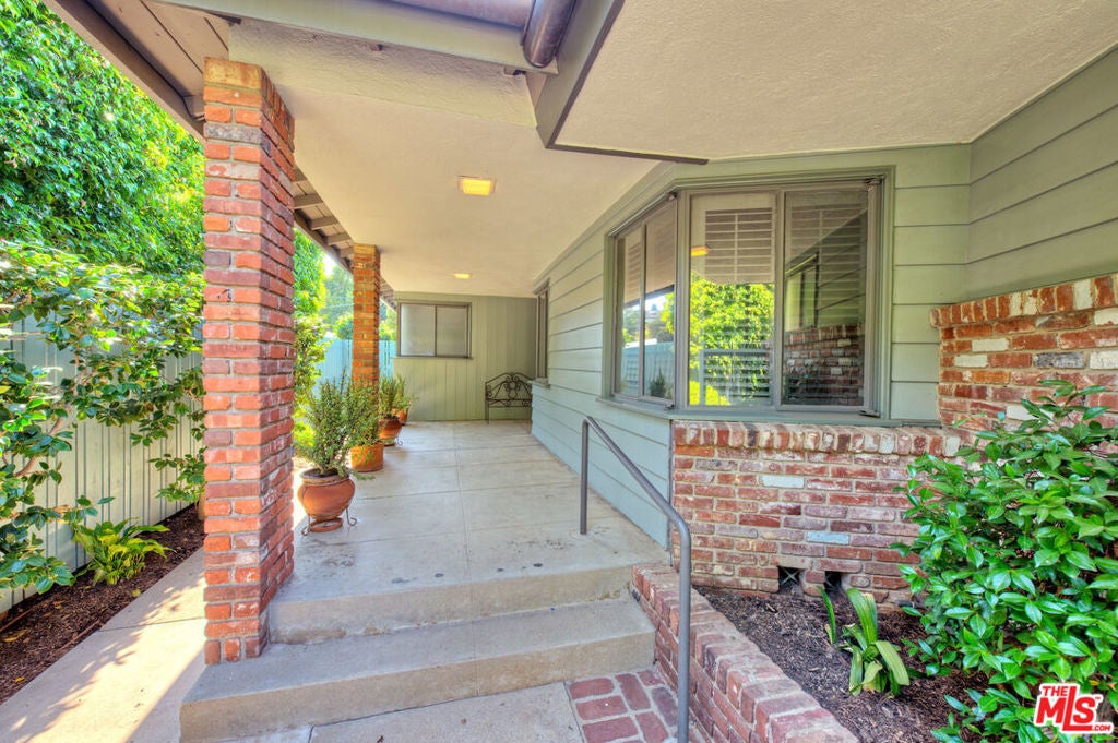 Photo of 221 S CARMELINA Avenue, Los Angeles, CA 90049 (MLS # 26828801)