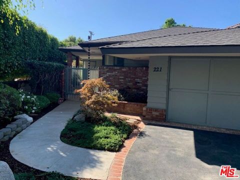 Photo of 221 S CARMELINA Avenue, Los Angeles, CA 90049 (MLS # 26828801)