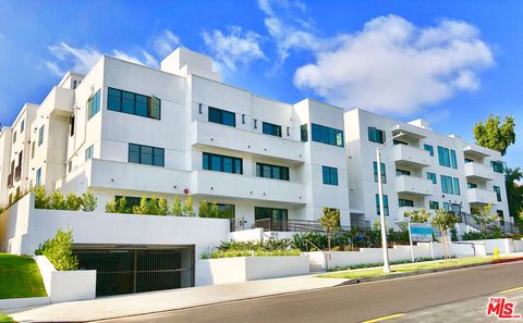 Photo of 859 S LUCERNE Boulevard #PH2, Los Angeles, CA 90005 (MLS # 25583169)