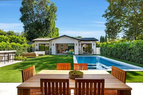 Photo of 13024 Bloomfield Street, Studio City, CA 91604 (MLS # SR25185528)