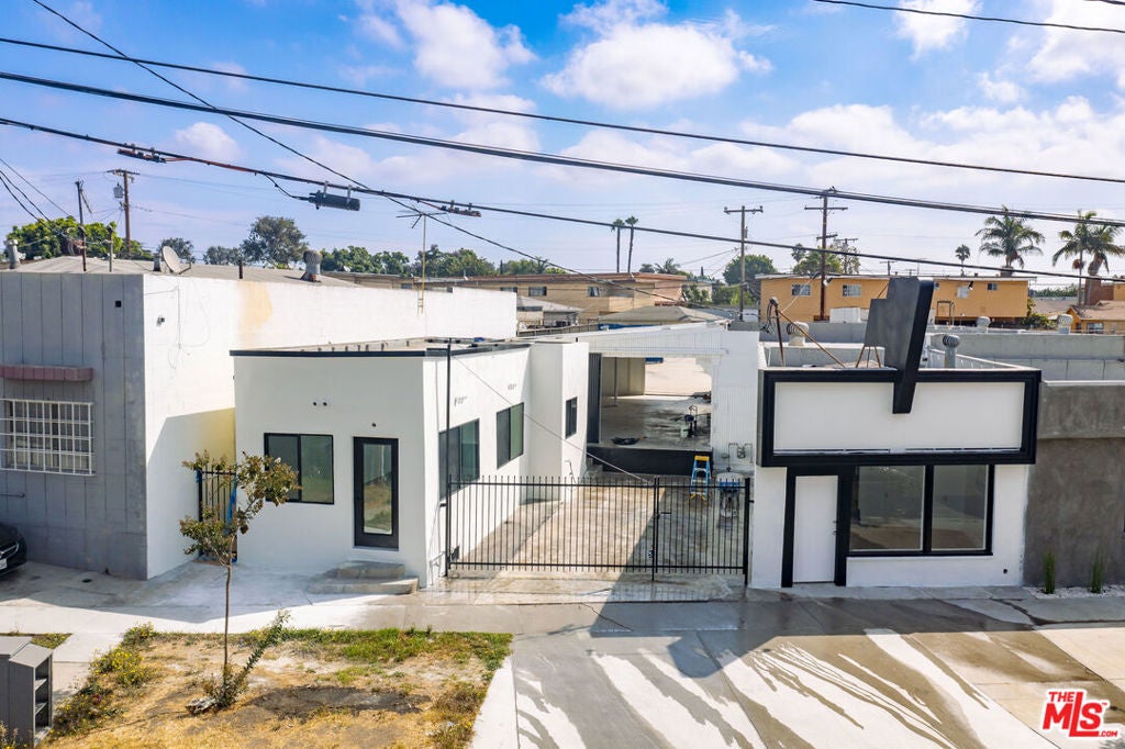 718 Centinela Avenue
