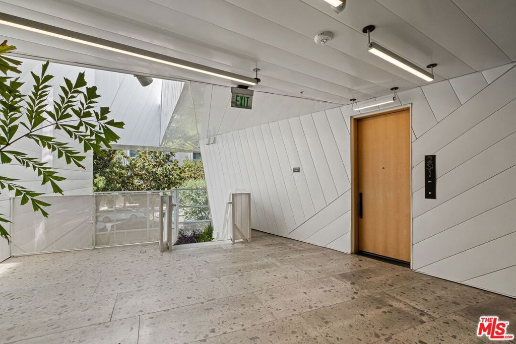 1030 N Kings Road 201, West Hollywood CA 90069