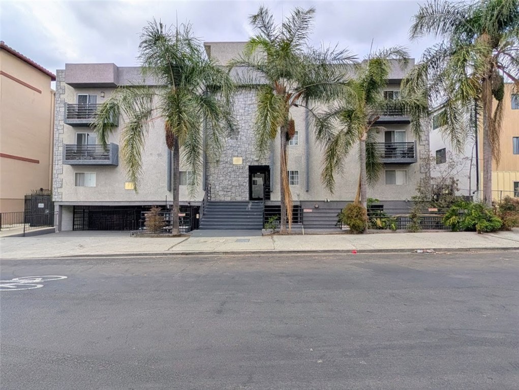 Welcome to your new home in the heart of Central Los Angeles A! This charming 2 bedroom apartment offers 800 square feet of comfortable living space, perfect for those seeking convenience and style in beautiful Los Angeles.
Key property features include spacious living areas adorned with laminate flooring, open concept kitchen, central cooling and heating underground parking garage for your peace of mind. While water and trash service are included with the rent, you will be responsible only for gas, electricity services.
Don't miss your chance to make this charming property your new home and contact us today to schedule a viewing! Showings are conducted by the property manager. To schedule a showing, please call or text Jack directly at (310) 999-8334.