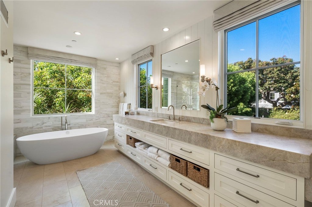 226 Poinsettia Avenue, Corona Del Mar, CA 92625 — MLS #NP26218587 — photo 34 of 75