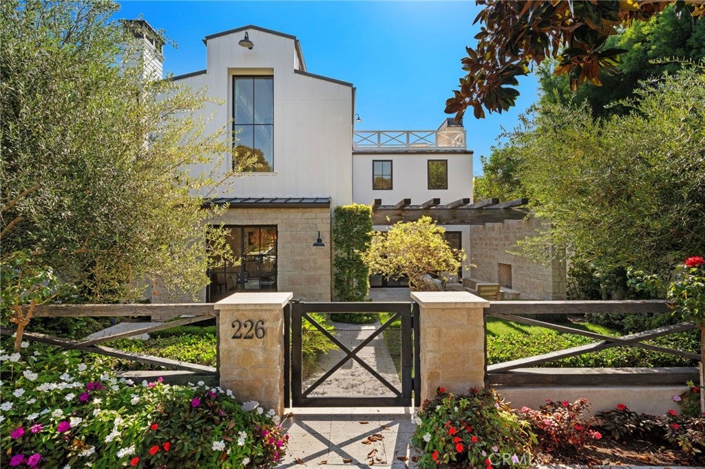 226 Poinsettia Avenue, Corona Del Mar, CA 92625 — MLS #NP26218587 — Main listing photo