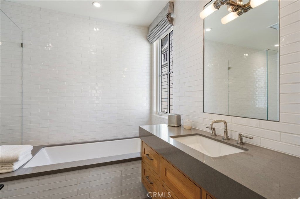 226 Poinsettia Avenue, Corona Del Mar, CA 92625 — MLS #NP26218587 — photo 46 of 75
