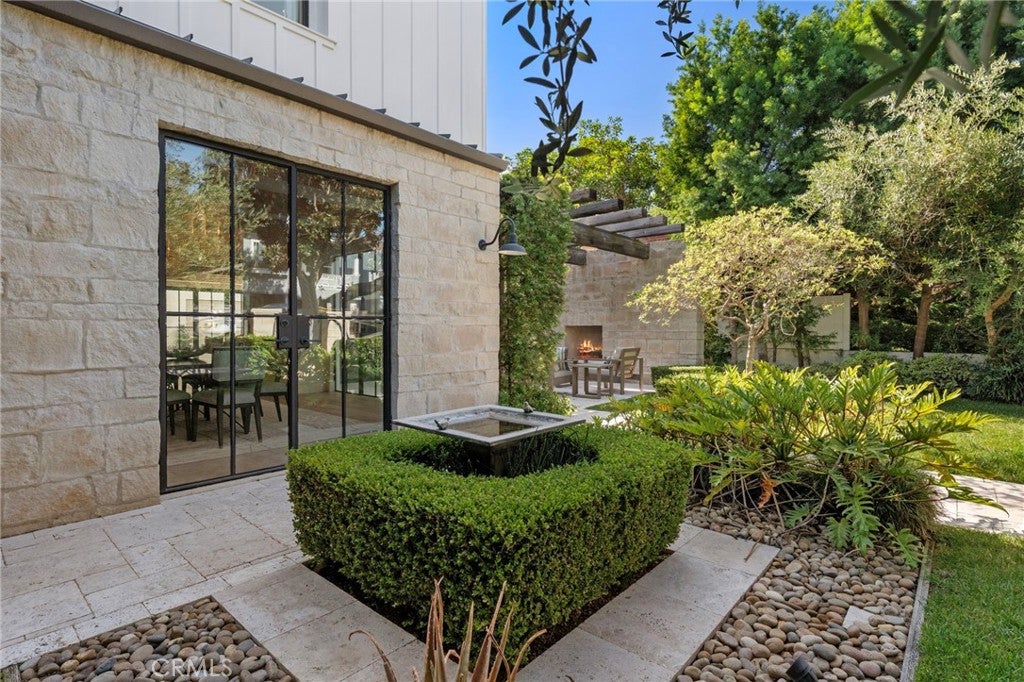 226 Poinsettia Avenue, Corona Del Mar, CA 92625 — MLS #NP26218587 — photo 7 of 75