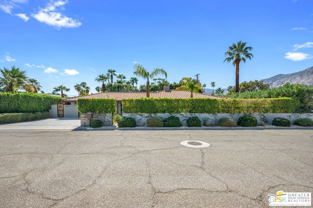 Photo of 1471 E El Alameda, Palm Springs, CA 92262 (MLS # 25593885PS)