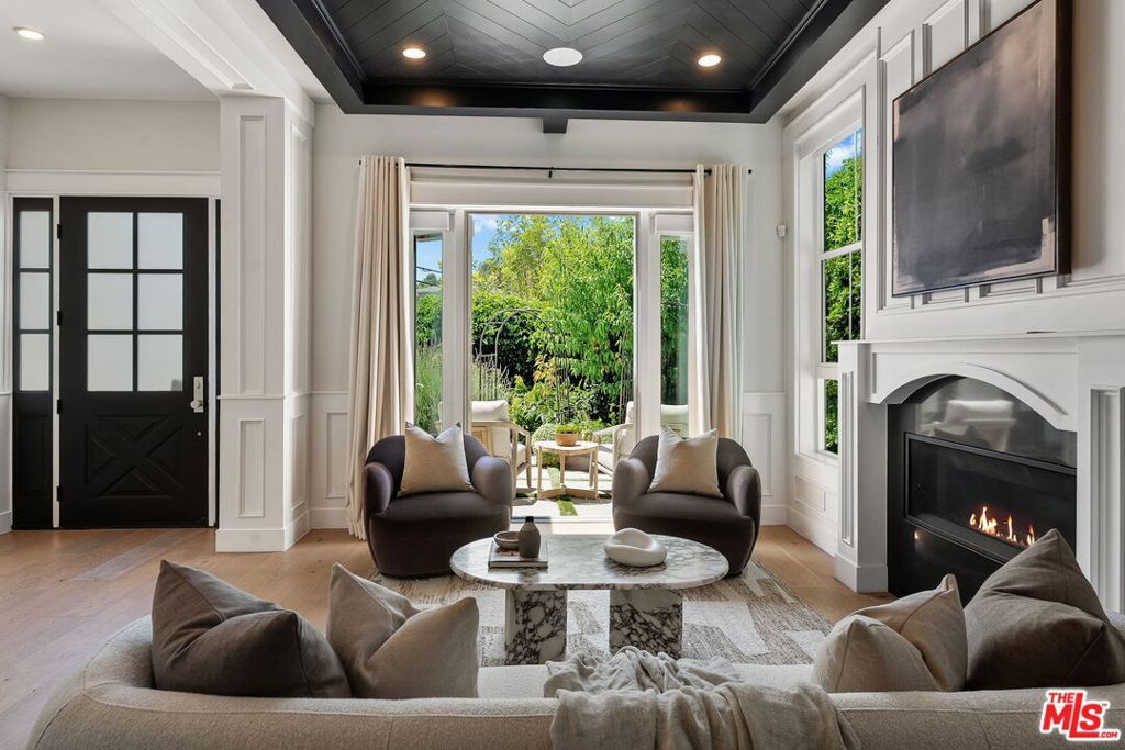 Photo of 18057 Valley Vista Boulevard, Encino, CA 91316 (MLS # 26659687)