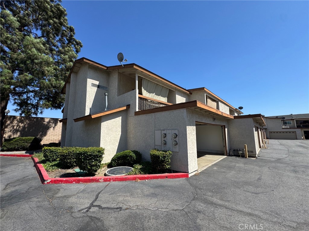 Located in the center of Ontario, this rental unit offers a 2-bedroom 2.5 bath floor plan, two car garage with washer and dryer hookups inside. Open floor plan downstairs features a complete kitchen appliance, water-resist flooring through the entire unit with a half bath. Upstairs features a bedroom, hallway full bath, and a spacious master bedroom with a master bath. The community comes with visitor's parking spaces and very easy access to 10 Fwy and Ontario Airport. Come see it and find out more!!!