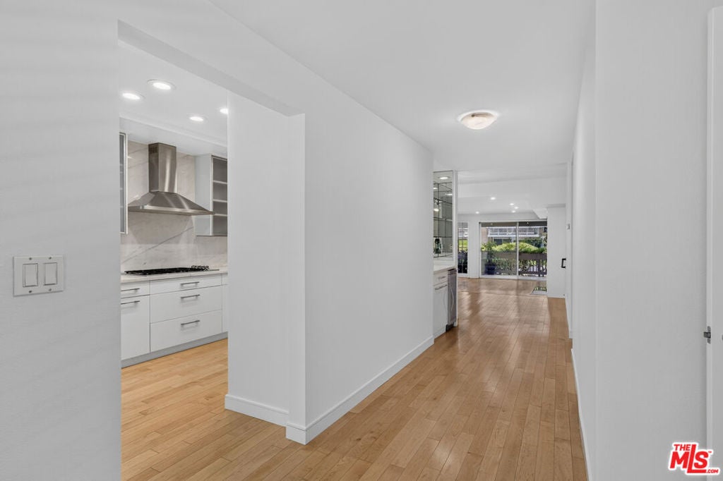 4338 Redwood Avenue B114